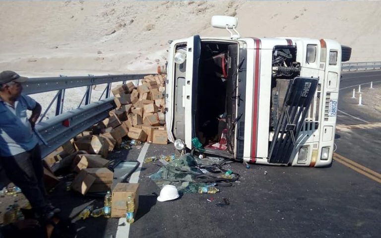 Arequipa: Camión cargado de aceite se despistó en la carretera Costanera Matarani – Quilca
