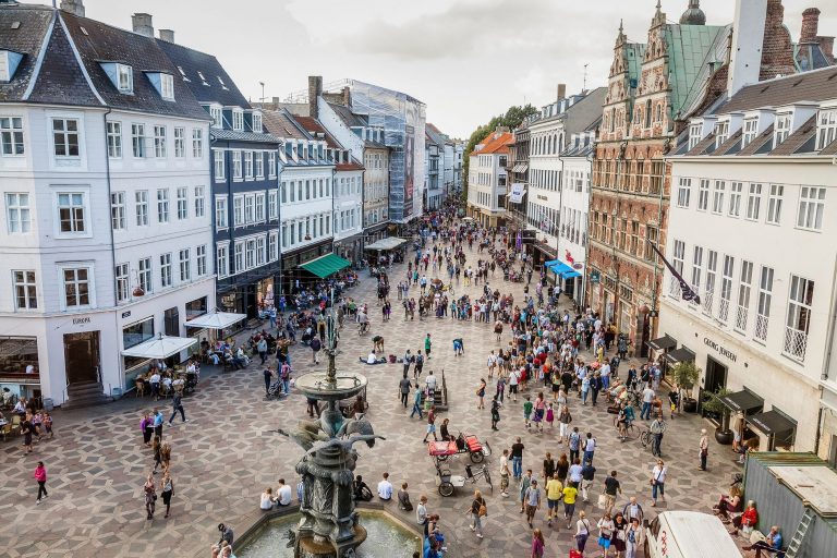 Dinamarca prohíbe las reuniones de más de cinco personas por la nueva cepa