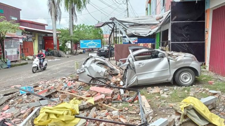 Terremoto en Indonesia de magnitud 6,2 deja al menos 37 muertos