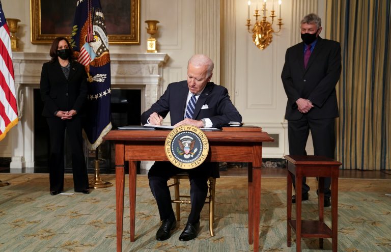 Joe Biden revocará las normas que limitan el acceso al aborto en EE.UU.