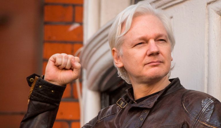 Justicia británica evita la extradición de Assange