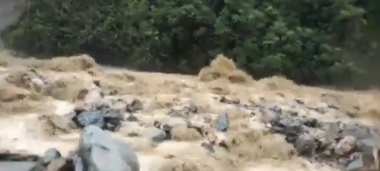 Desborde de río en el VRAEM arrasó con carretera e inundó casas y cultivos
