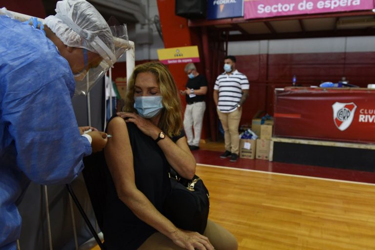River Plate, primer club que vacuna contra el covid-19 a profesionales de la salud