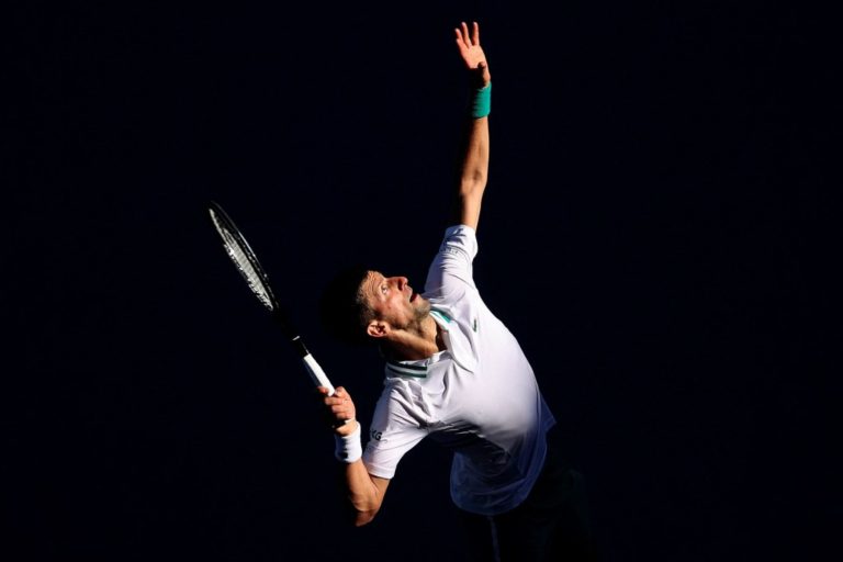 Djokovic sufre para derrotar a Tiafoe en segunda ronda en Australia