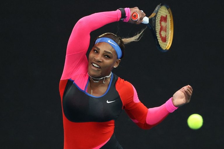 Serena acaba con Halep con contundencia y se verá con Osaka en semifinales