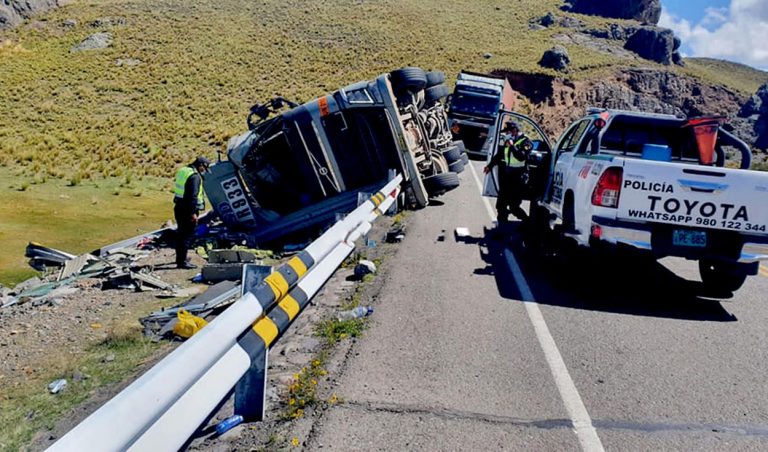 Arequipa: Fallece conductor de tráiler luego de despistarse
