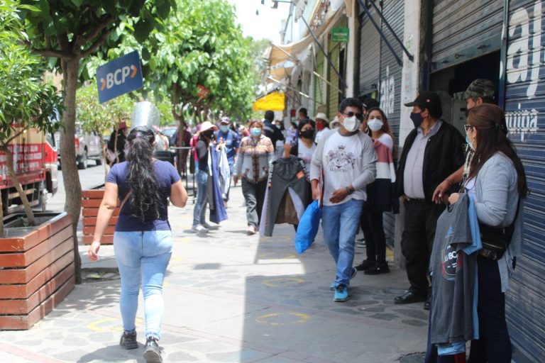 Arequipa: Comerciantes ocupan las calles para vender sus productos