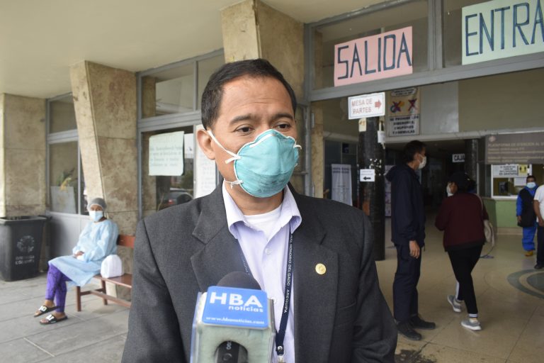 Médicos del Hospital Honorio Delgado piden intervención de la Contraloría por caso vacunas de cortesía