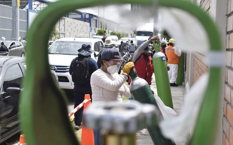 Arequipa: Personas tienen que esperar todo un día para la recarga de balones de oxígeno