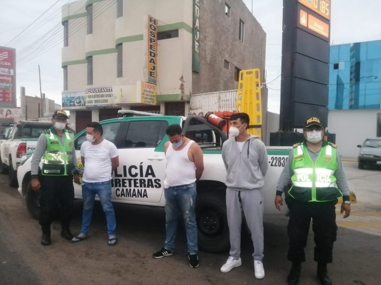 Policía captura a extranjeros por robo de vehículos en Camaná