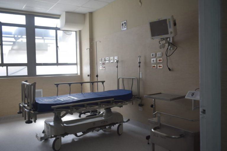 Habilitan cuatro camas UCI en el hospital general de Arequipa