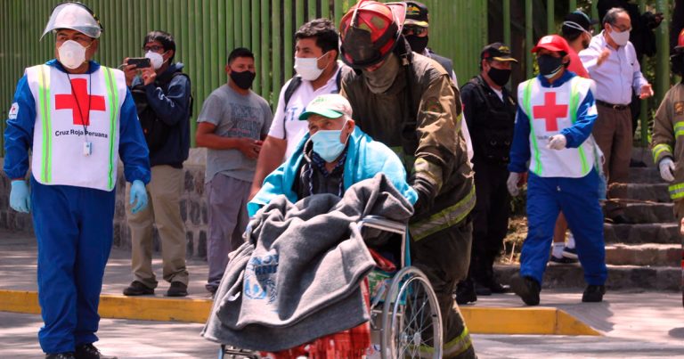 Arequipa: Ancianos tuvieron que ser evacuados por incendio frente al Coliseo Arequipa