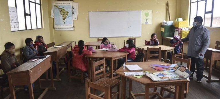 Escolares aymaras regresan a clases desafiando el frío y la pandemia en Bolivia