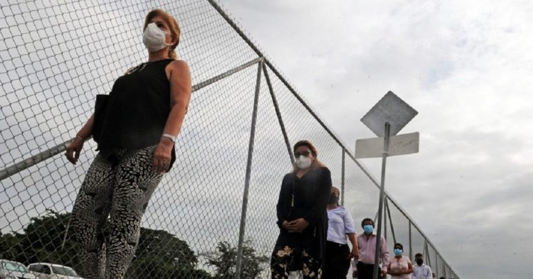 Largas colas para votar debido a medidas de seguridad por pandemia en Ecuador