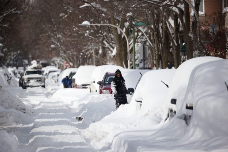 Al menos 25 muertos y millones sin electricidad por feroz tormenta invernal en EE.UU.
