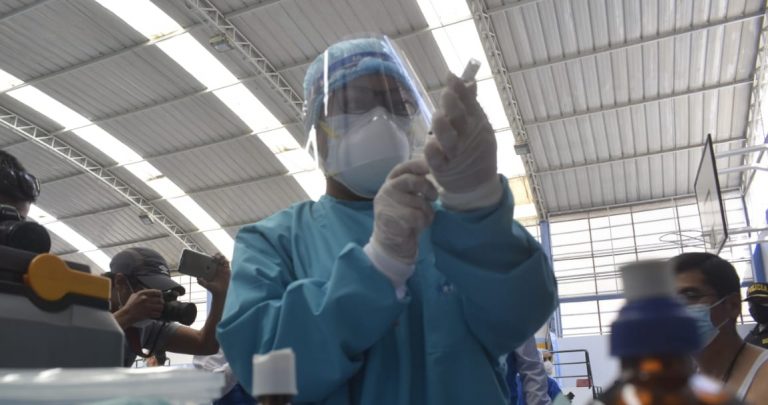 COVID-19: Solicitan lista de vacunados con dosis de Sinopharm en la embajada China