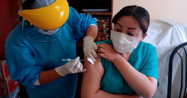 Arequipa: Enfermera del Hospital Goyeneche la primera en ser vacunada