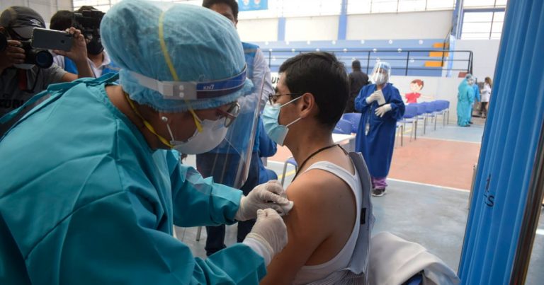 Arequipa: EsSalud inicia vacunación de personal en primera línea