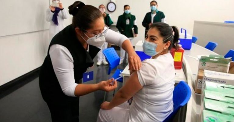 Arequipa: Dos días tomará vacunar a 869 personas que laboran en establecimientos de salud