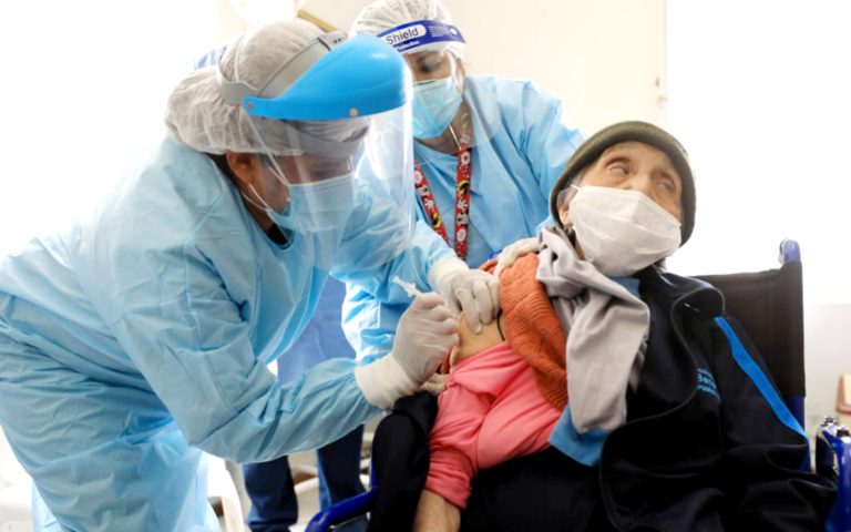 Arequipa: Adultos mayores del albergue “El Buen Jesús” fueron vacunados contra el covid-19