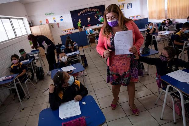 Chile inicia el año escolar con clases semipresenciales
