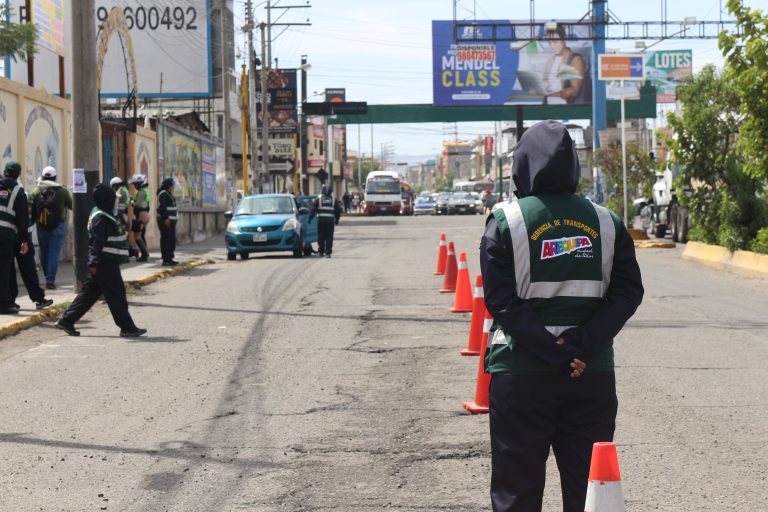 Taxistas piden postergar operativos de retiro de placas hasta la entrega total de Setares