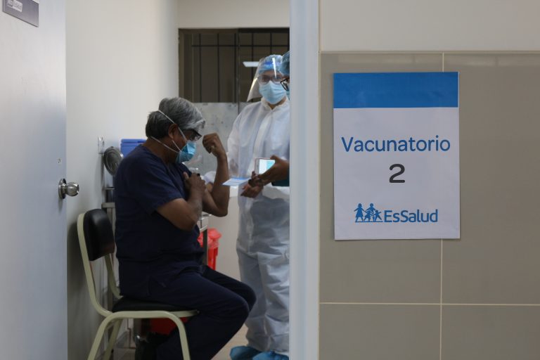Personal de EsSalud recibe la segunda dosis de la vacuna de Sinopharm