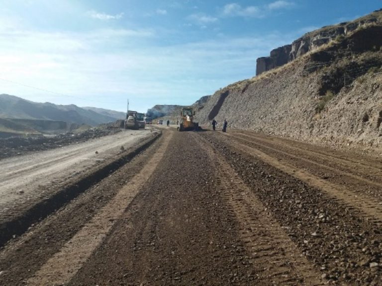 Reinicio de la construcción vial de Vizcachani–Caylloma unirá a seis distritos
