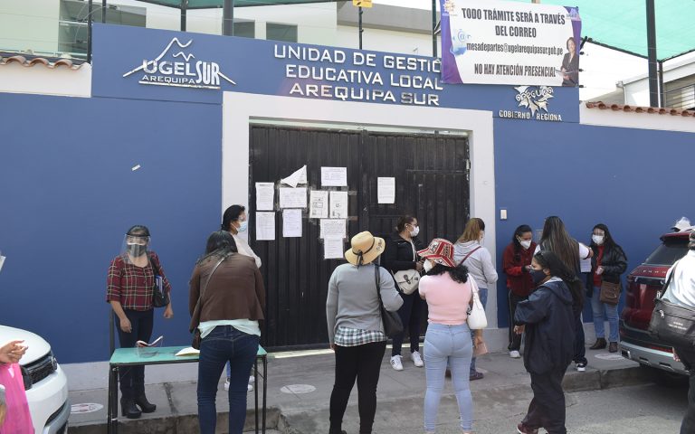 Arequipa: Profesores se concentraron en los exteriores de la Ugel Sur para recoger sus contratos