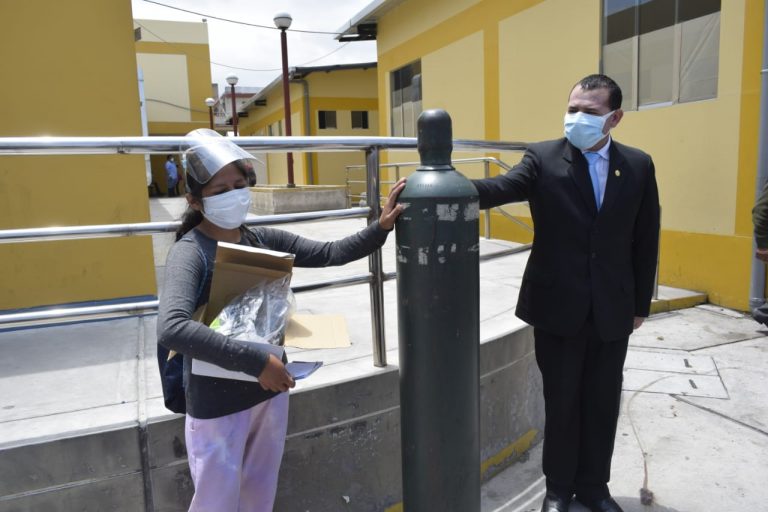 Alcalde de La Joya entregó kit de oxígeno a mujer que requería ayuda para su progenitor
