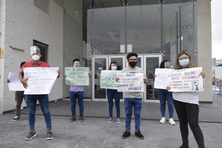 Estudiantes arequipeños del Instituto Certus protestan contra el cobro excesivo de pensiones