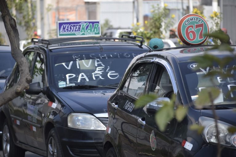 Taxistas iniciarían un paro indefinido si no se reduce el precio del combustible