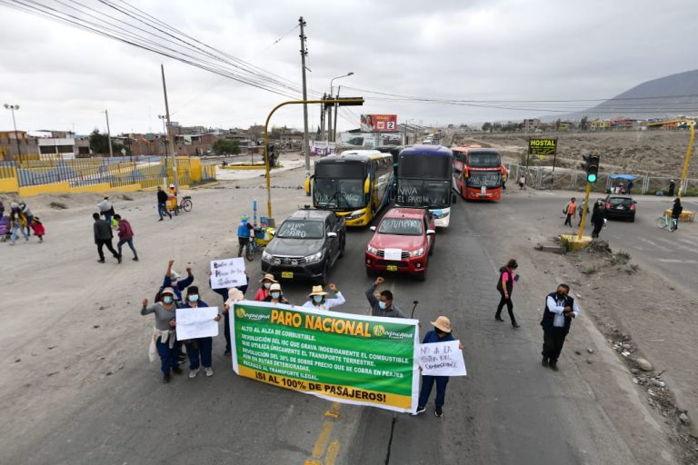 Transportistas advierten protesta radical de no llegar a un consenso