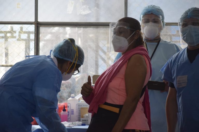 Suboficial de 56 años fue la primera en recibir la vacuna de Pfizer en Arequipa