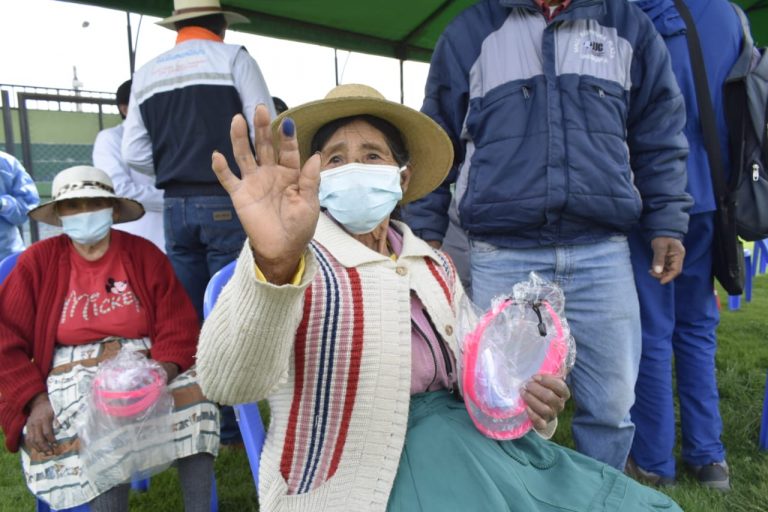 Juana Ramos de 88 años fue la primera adulta mayor en recibir vacuna de Pfizer en Arequipa