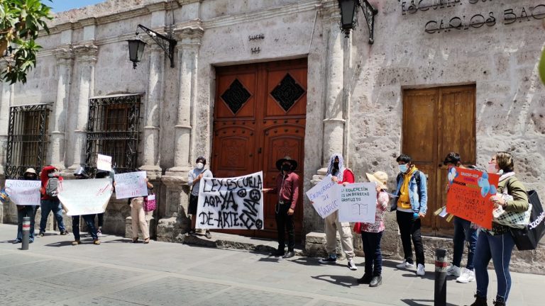 Estudiantes de la Escuela Nacional de Arte Carlos Baca Flor piden la exoneración de varios pagos