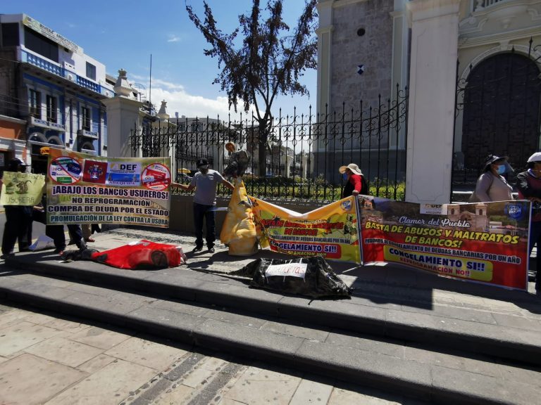 Asociación de Deudores Financieros de Arequipa realizó protesta en la plaza España