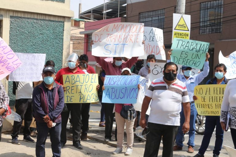 Transportistas protestaron en contra del retiro de placas a vehículos informales