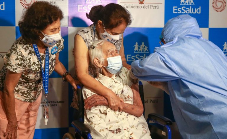 Mujer de 104 años es la primera adulta mayor vacunada contra la COVID-19 en el Perú