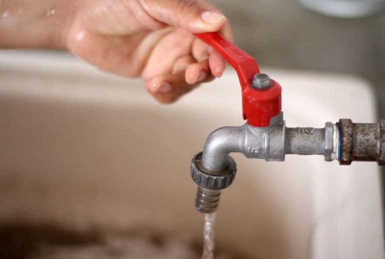 Este martes, el servicio de agua potable se suspenderá en 12 distritos de la ciudad