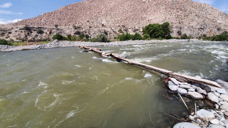 Mujer murió ahogada tras caerse de un puente artesanal cuando intentaba cruzar el río Chili