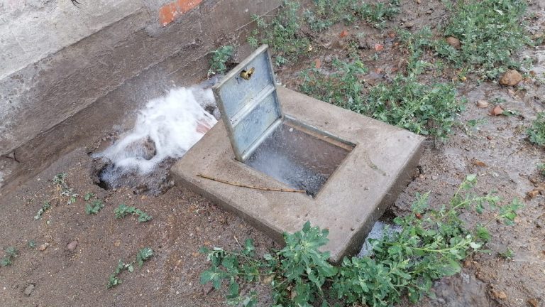 Roban medidor de agua de vivienda generando gran desperdicio del líquido elemental