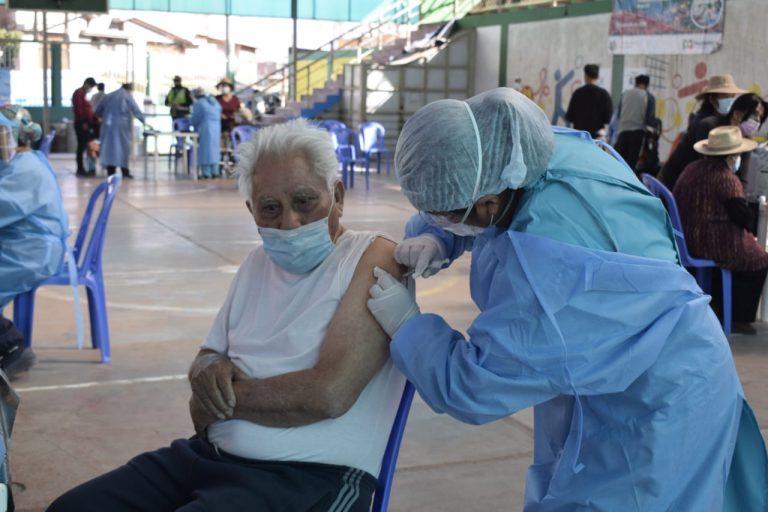 Vacunarán a todos los adultos mayores de 80 años de Cerro Colorado, Paucarpata, Cercado y José Luis Bustamante y Rivero