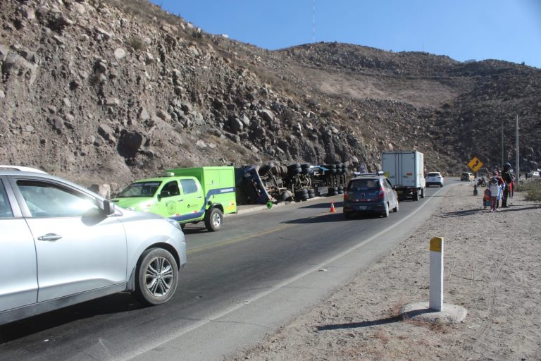 Restablecen el tránsito de una sola vía en la carretera Arequipa-Yura