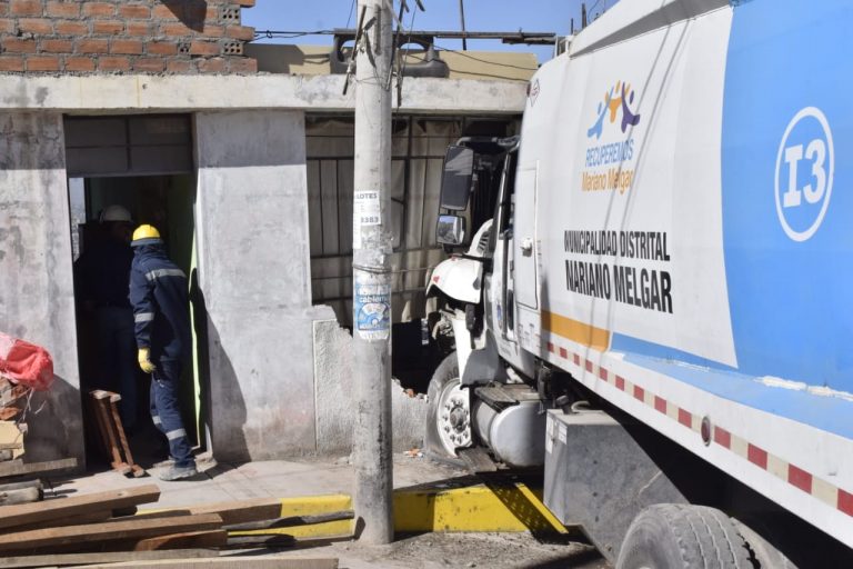 Familia de vivienda afectada por el choque de una compactadora de basura exige investigación