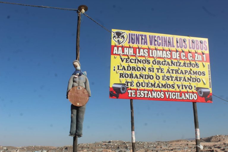 Cerro Colorado: Vecinos de Las Lomas colocan muñecos para advertir a ladrones que no roben en la zona