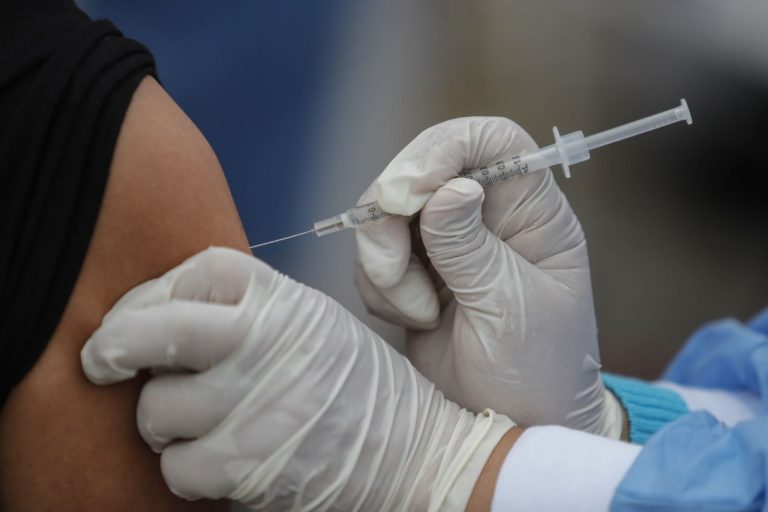 153 policías retirados recibieron vacunas contra la COVID-19 pese a no formar parte del padrón de vacunación