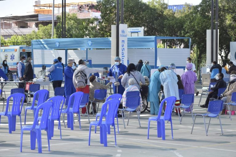 Se vacunaron 5519 adultos mayores en la primera jornada de inmunización en Arequipa