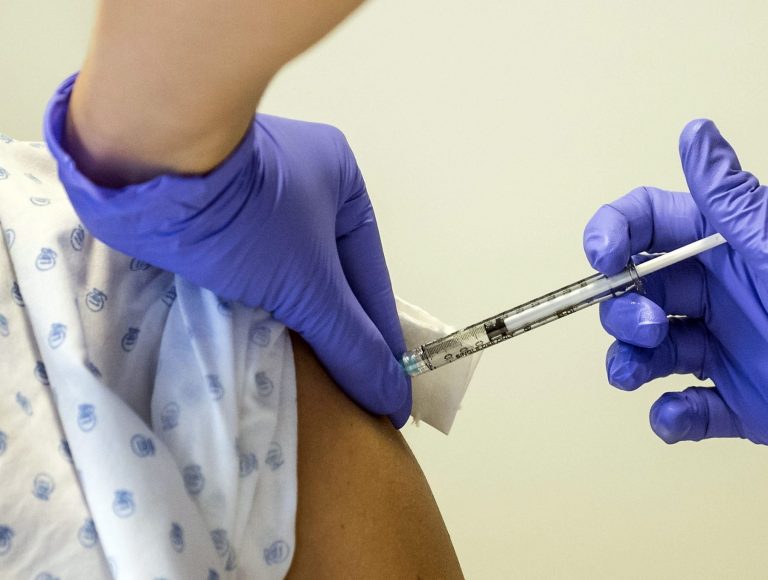 Llega lote de 200 070 vacunas de Pfizer al Perú