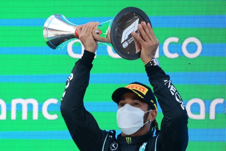 Hamilton gana el GP de España por delante de Verstappen